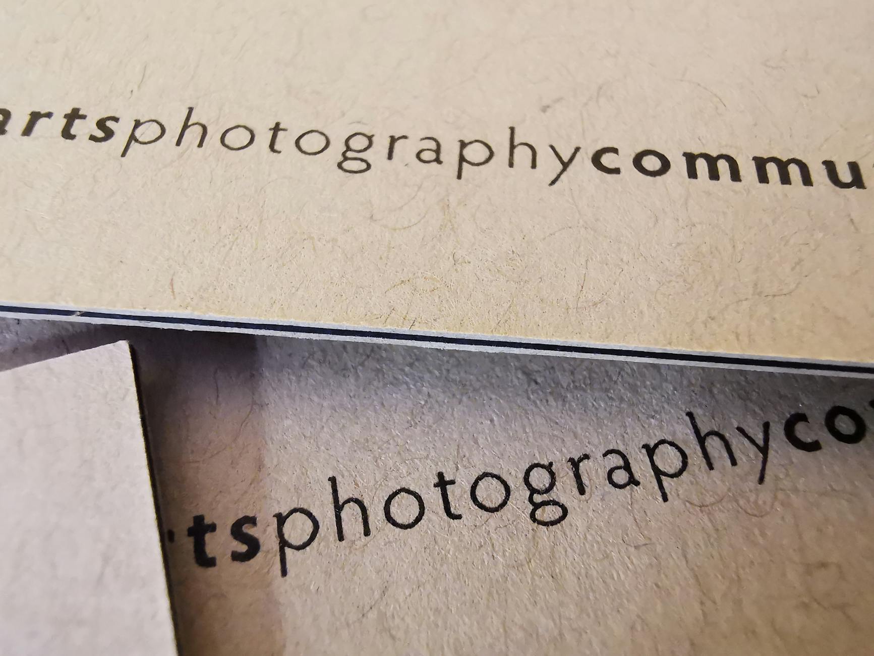 Zbliżenie na tekst nadrukowany na wizytówce fotografa
