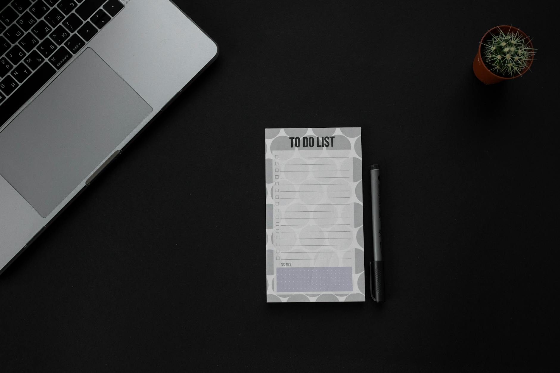 Minimalistyczne biurko z laptopem i checklistą do zadań