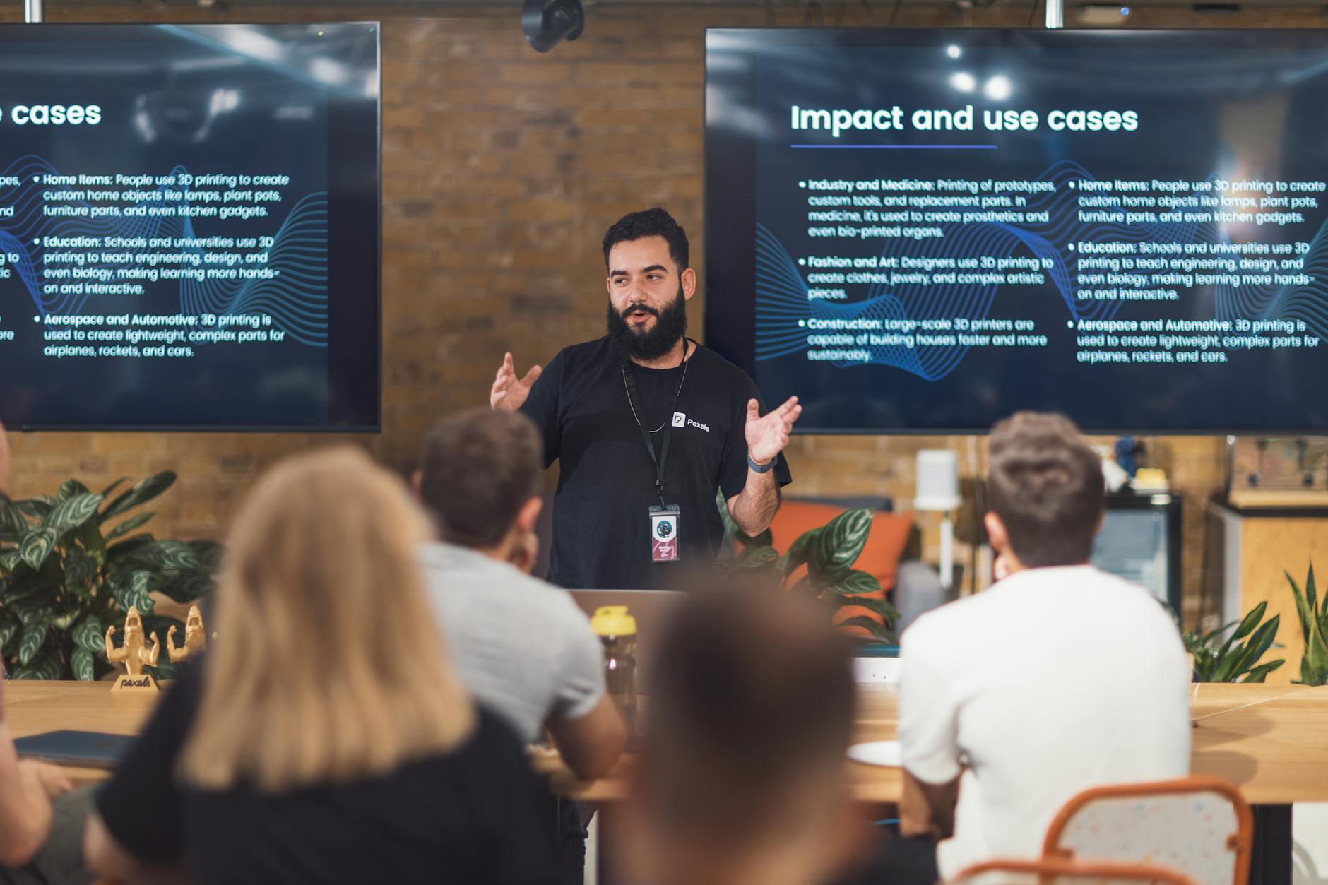 Prelegent omawia zastosowania druku 3D przed słuchaczami na seminarium