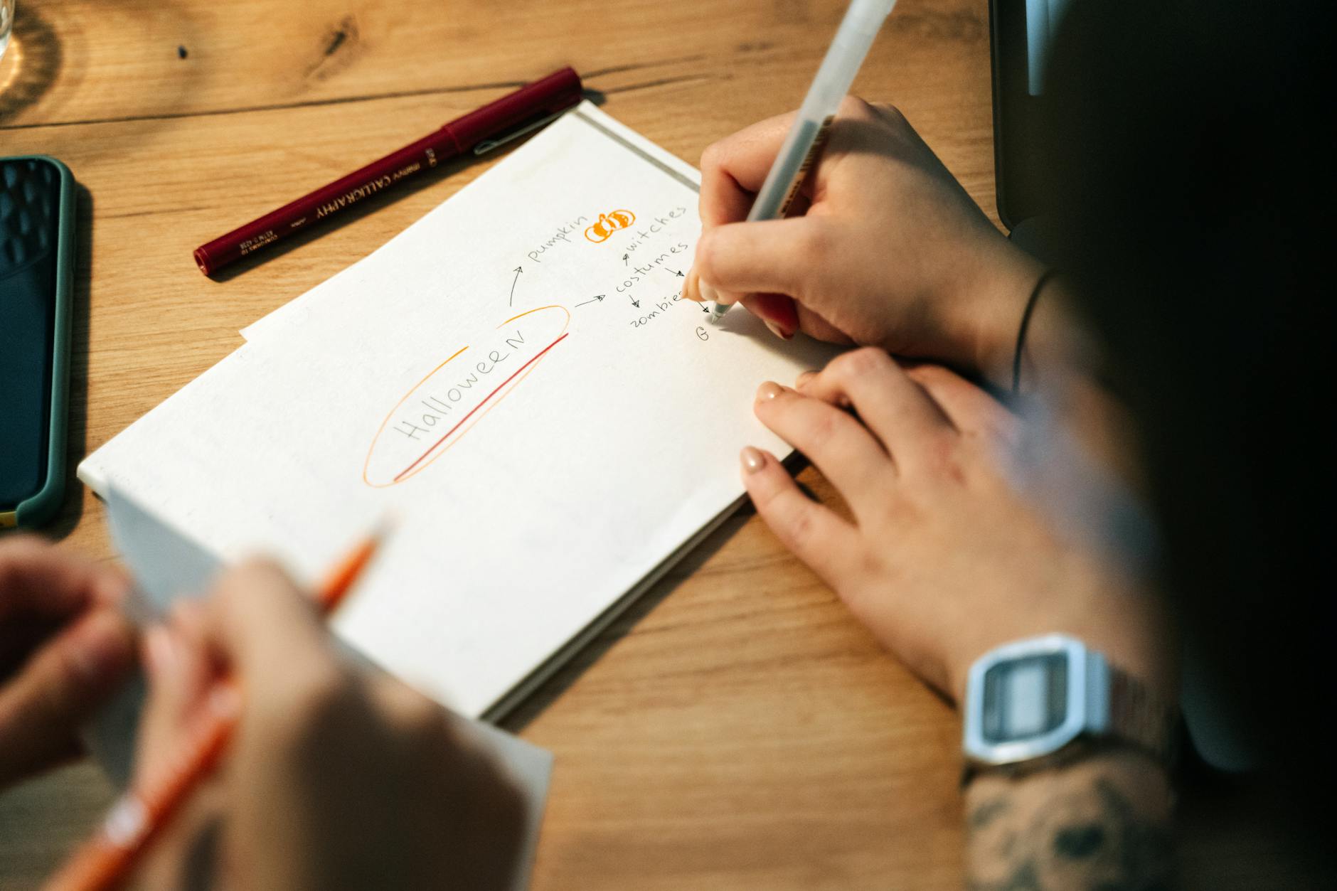 Zbliżenie na notatnik z pomysłami na halloweenowy event tematyczny