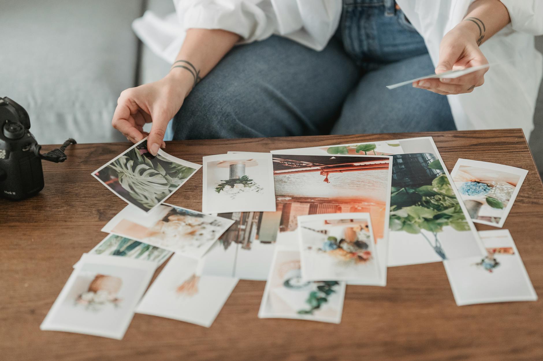 Kobieta przy biurku wybierająca zdjęcia roślin do wydruku