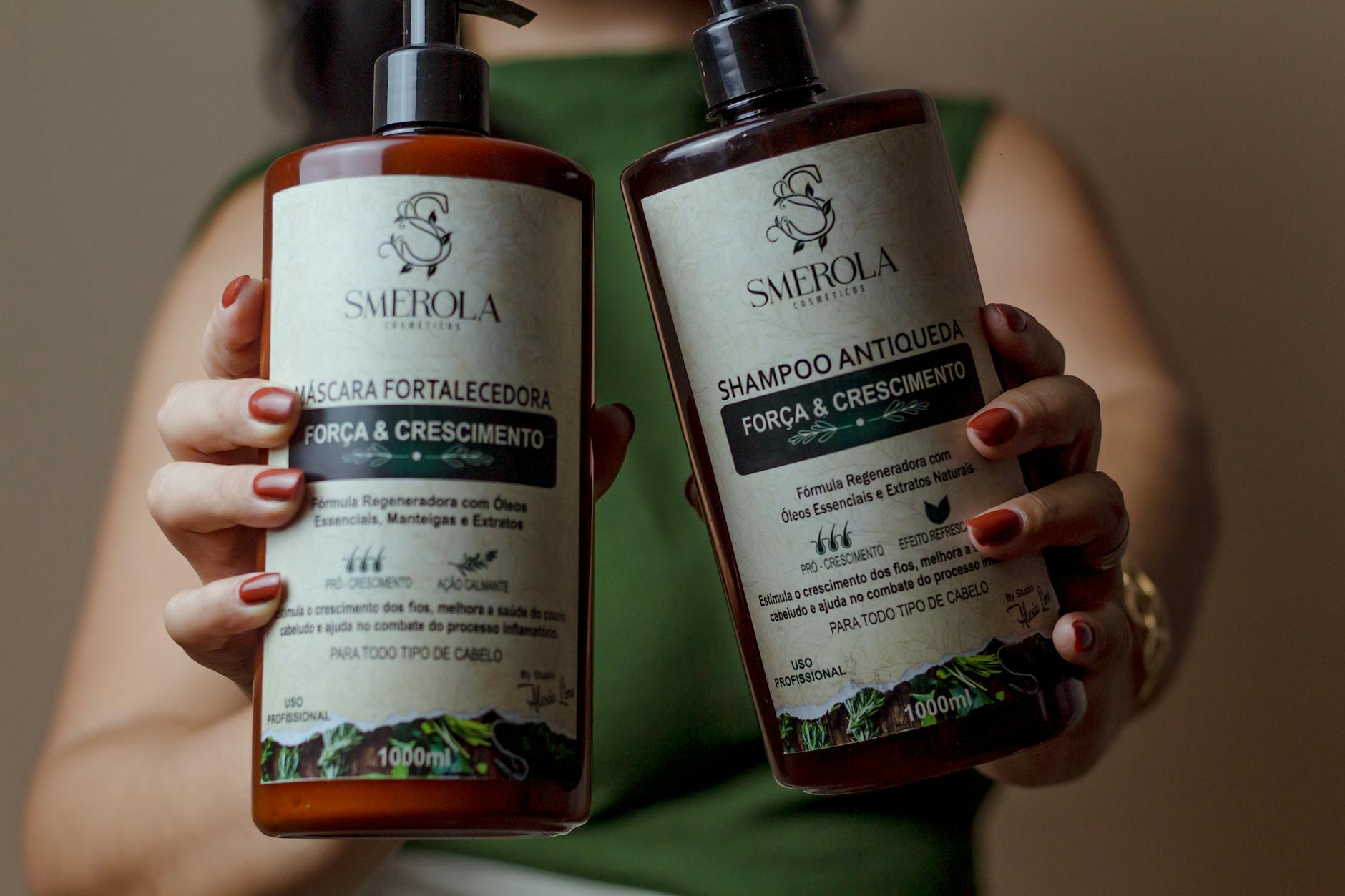 Zbliżenie butelek Smerola do włosów z hasłami wzrost i wzmocnienie