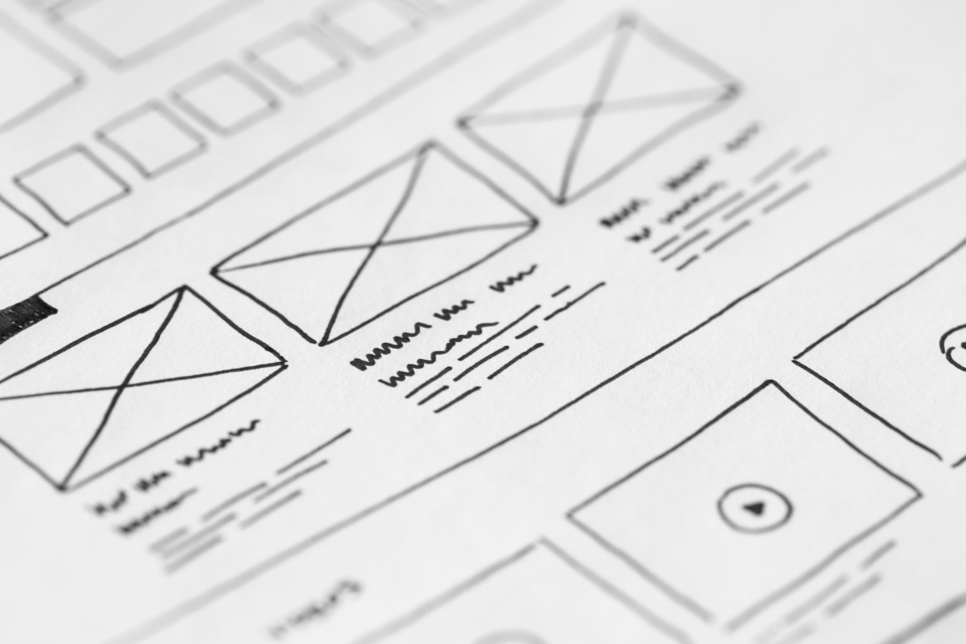 Szkic odręcznego wireframu strony UX na kartce papieru