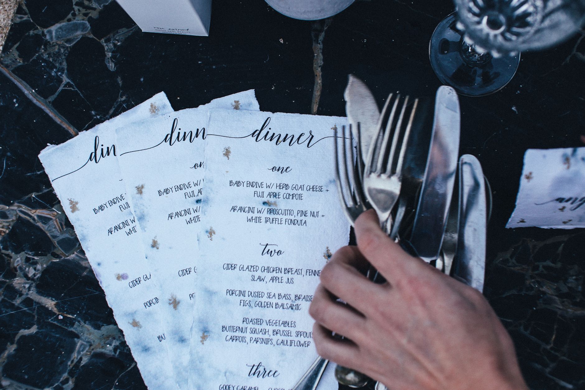 Eleganckie menu restauracyjne z sztućcami na czarnym marmurowym blacie