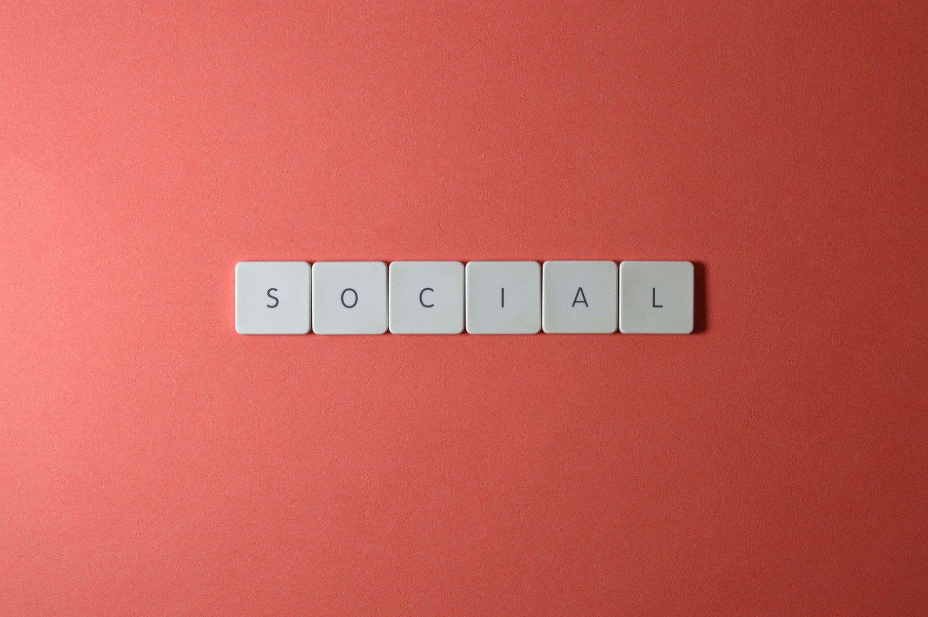 Zbliżenie napisu SOCIAL z płytek na czerwonym tle